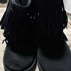 Koolaburra by Ugg Black Fringe Ankle Boots sz 8 great shape Warm cute and trendy